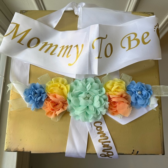 Mommy To Be Sash & Floral Belt Baby Shower Decoration - Picture 2 of 5